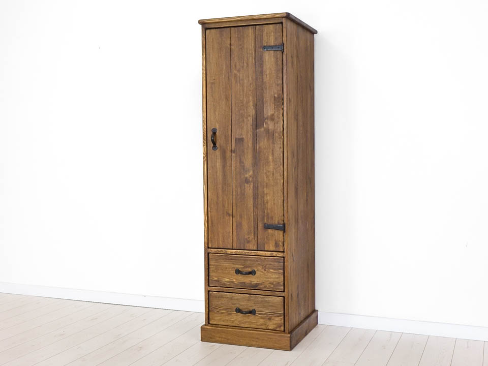 rustykalna szafa z drewna do sypialni