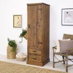 rustykalna szafa z drewna do sypialni