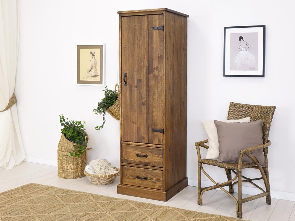 rustykalna szafa z drewna do sypialni