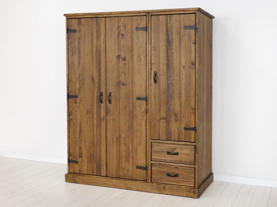 rustykalna szafa z drewna do sypialni