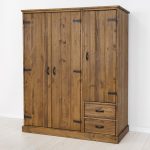 rustykalna szafa z drewna do sypialni