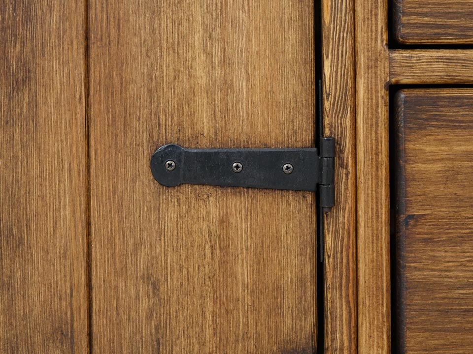 rustykalna szafa z drewna do sypialni