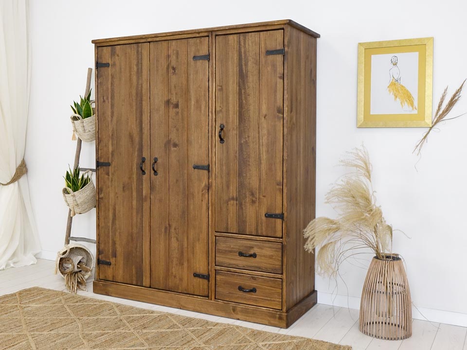 rustykalna szafa z drewna trzydrzwiowa