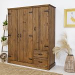rustykalna szafa z drewna trzydrzwiowa