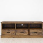 rustykalna szafka rtv z drewna do salonu