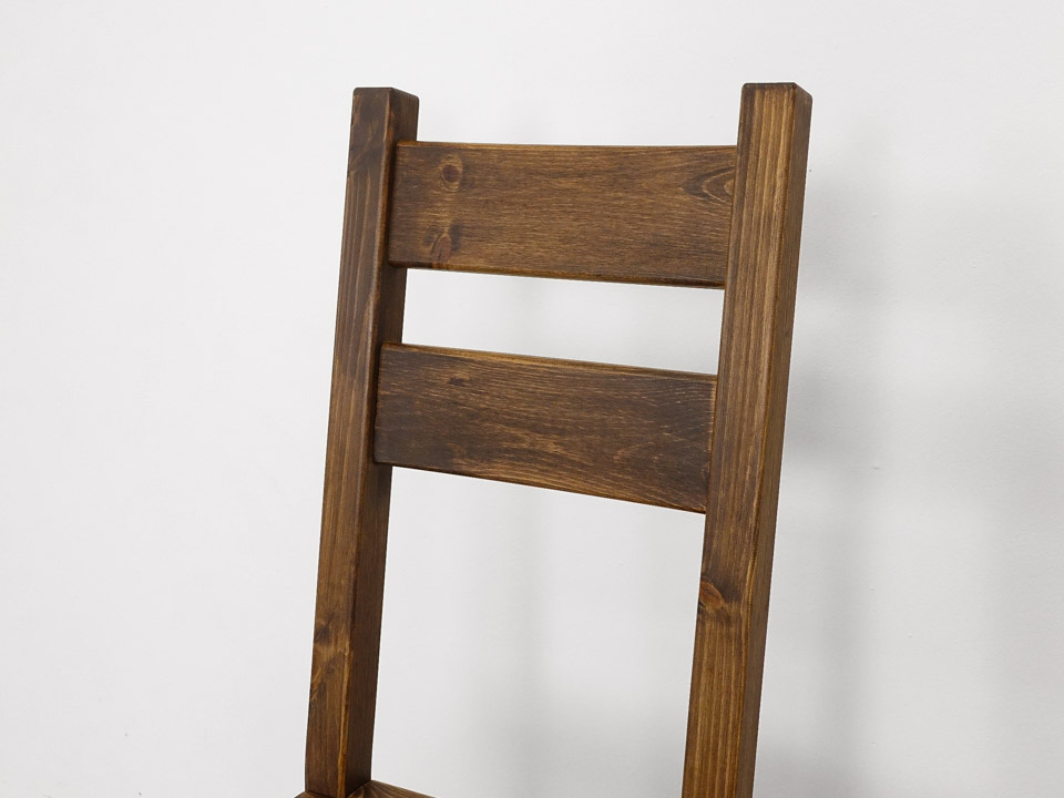 rustykalne krzesła z litego drewna