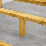 rustykalne łóżko do sypialni