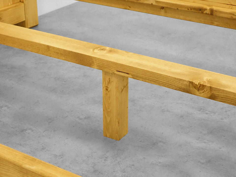 rustykalne łóżko do sypialni