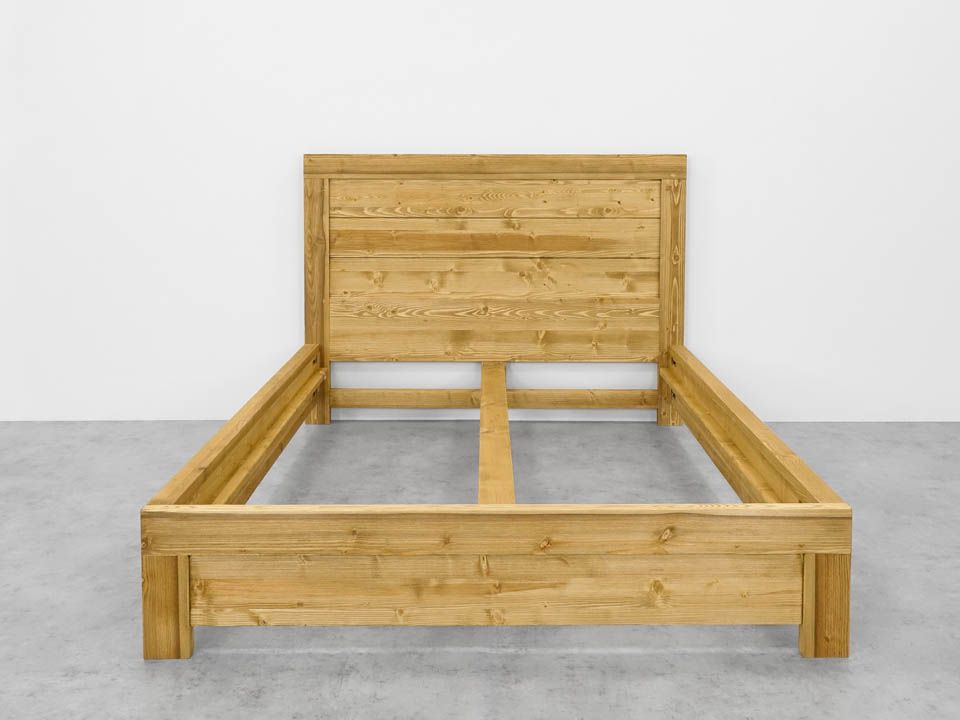 rustykalne łóżko do sypialni