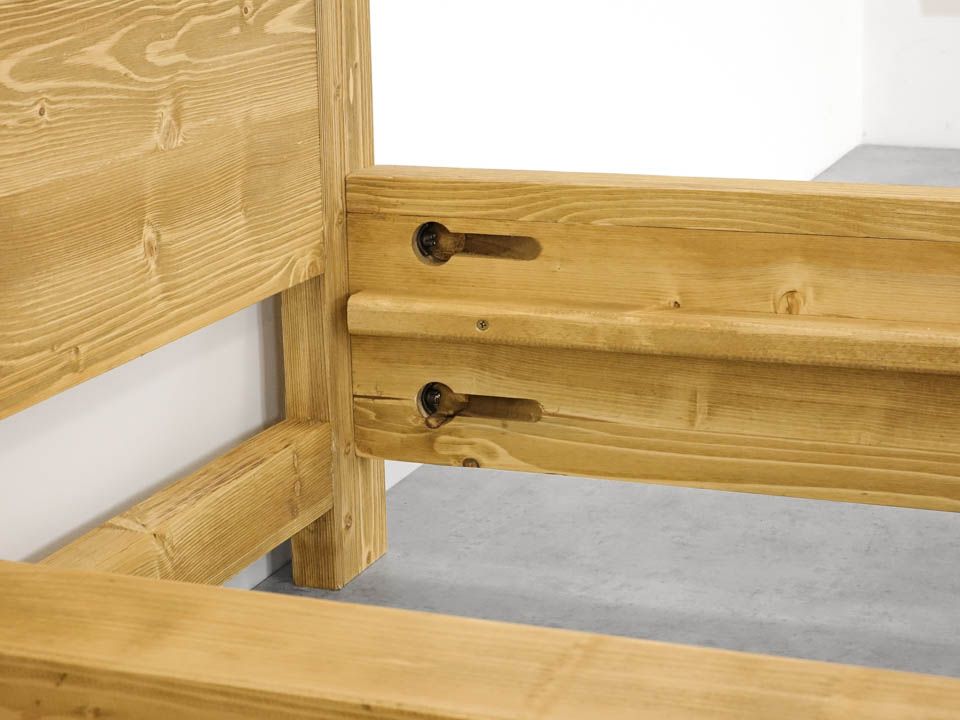 rustykalne łóżko drewniane