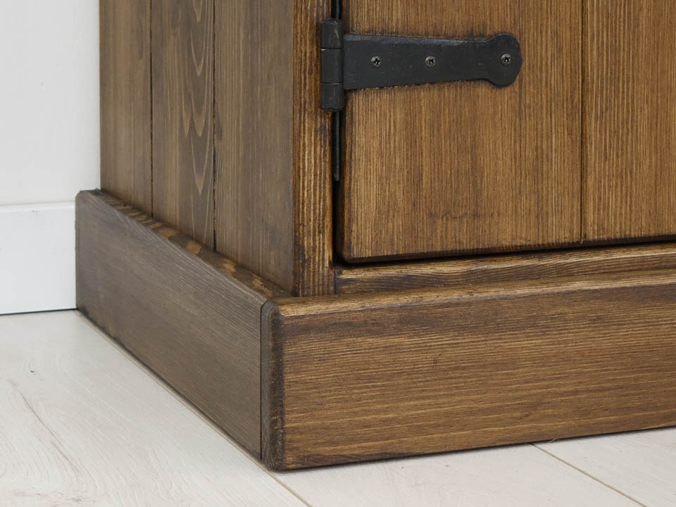 rustykalny drewniany kredens