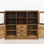 rustykalny drewniany kredens