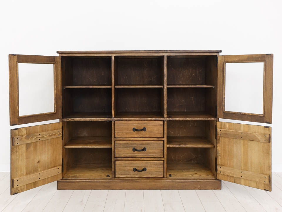 rustykalny drewniany kredens