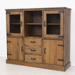 rustykalny drewniany kredens do jadalni