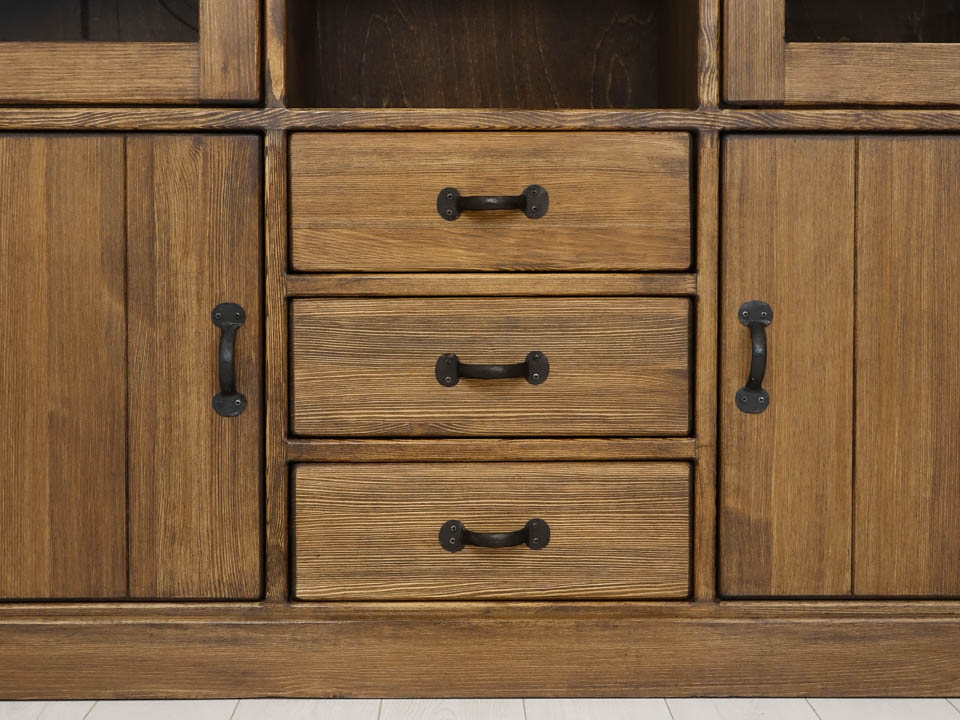 rustykalny drewniany kredens do jadalni