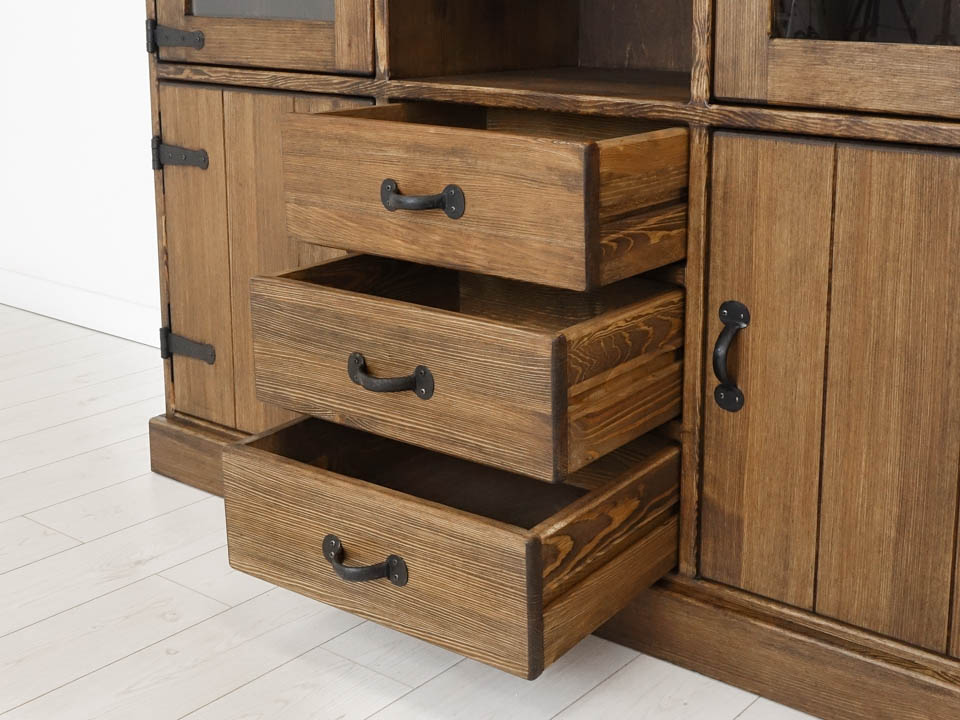 rustykalny kredens drewniany