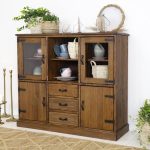 rustykalny kredens z drewna do jadalni