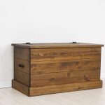 skrzynia drewniana do sypialni