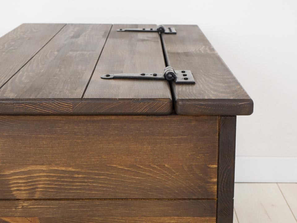 skrzynia drewniana do sypialni