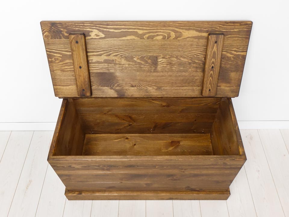 skrzynia drewniana do sypialni