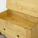 skrzynia z litego drewna