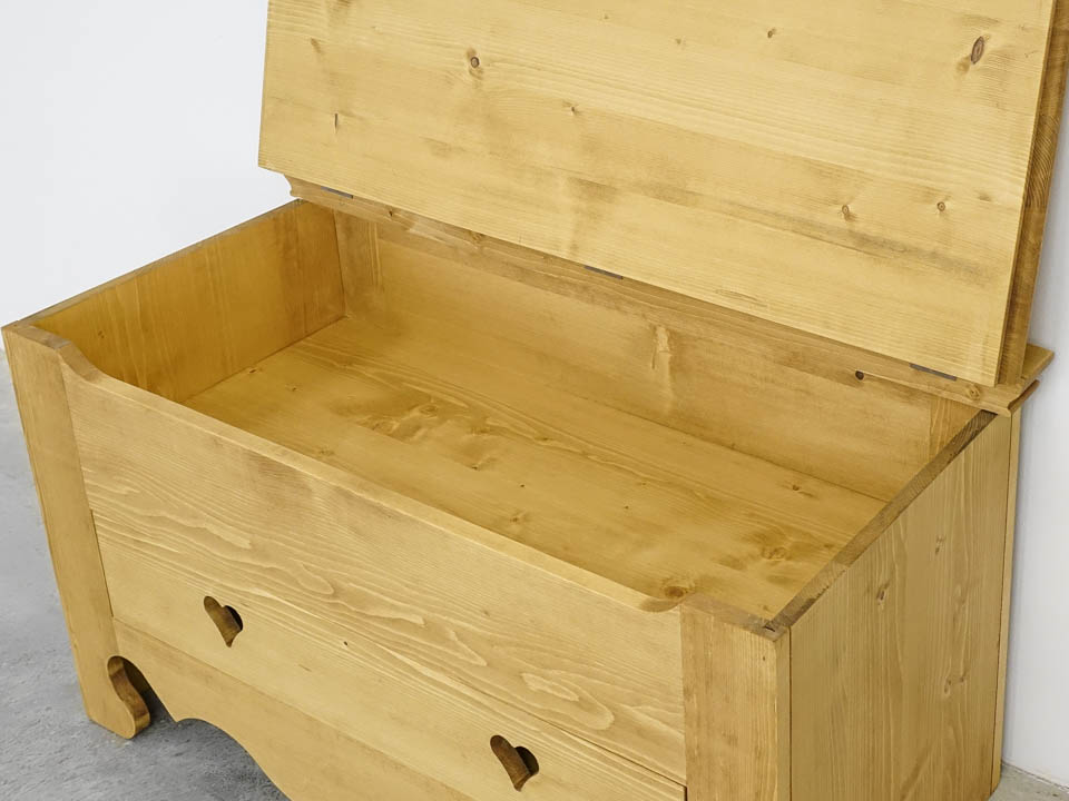 skrzynia z litego drewna