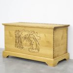 skrzynia z litego drewna