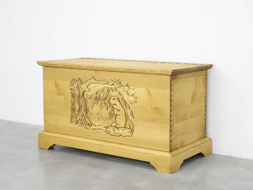 skrzynia z litego drewna