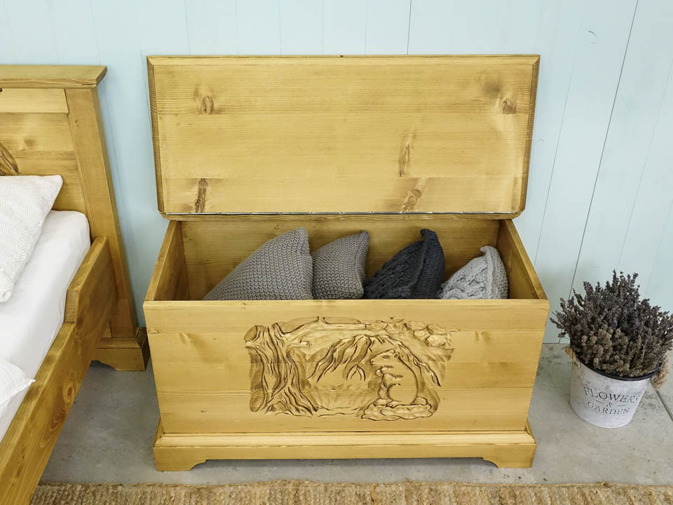 skrzynia z litego drewna świerkowego