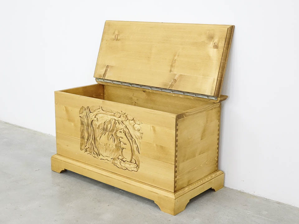 skrzynia z litego drewna świerkowego zdobiona górlaska