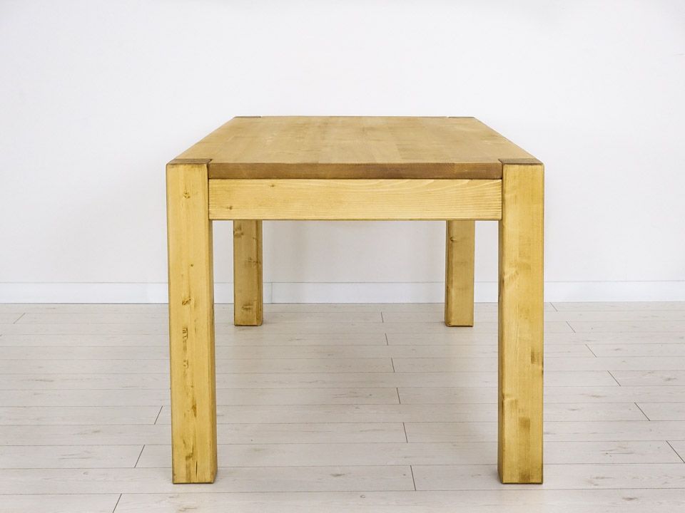 stół z drewna świerkowego