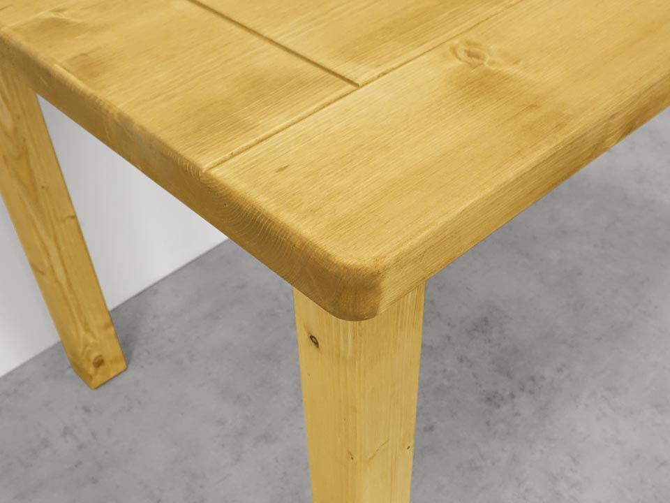 stół z drewna świerkowego