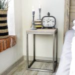 stolik nocny z drewnianym blatem