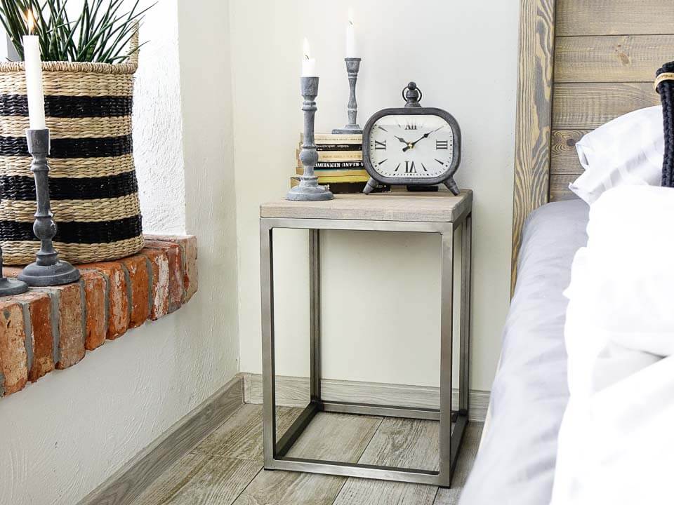 stolik nocny z drewnianym blatem