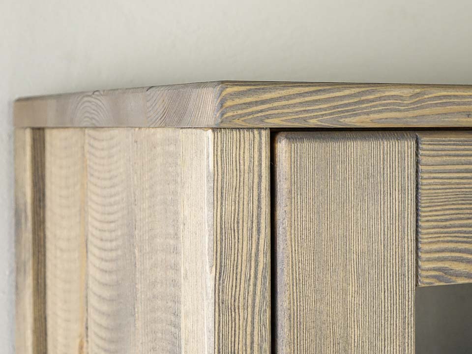 surowy charakter mebla