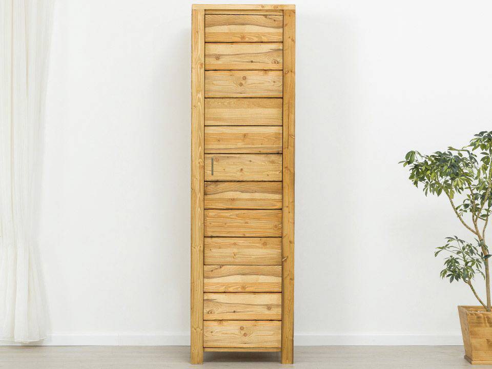 szafa drewniana jednodrzwiowa świerkowa w stylu skandynawskim