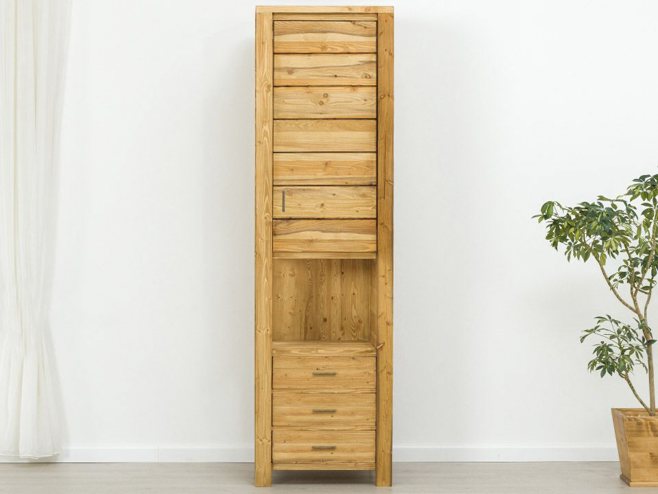 szafa drewniana świerkowa jednodrzwiowa z szufladami w stylu skandynawskim