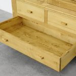 szafa z drewna świerkowego do sypialni