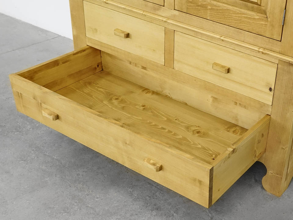 szafa z drewna świerkowego do sypialni