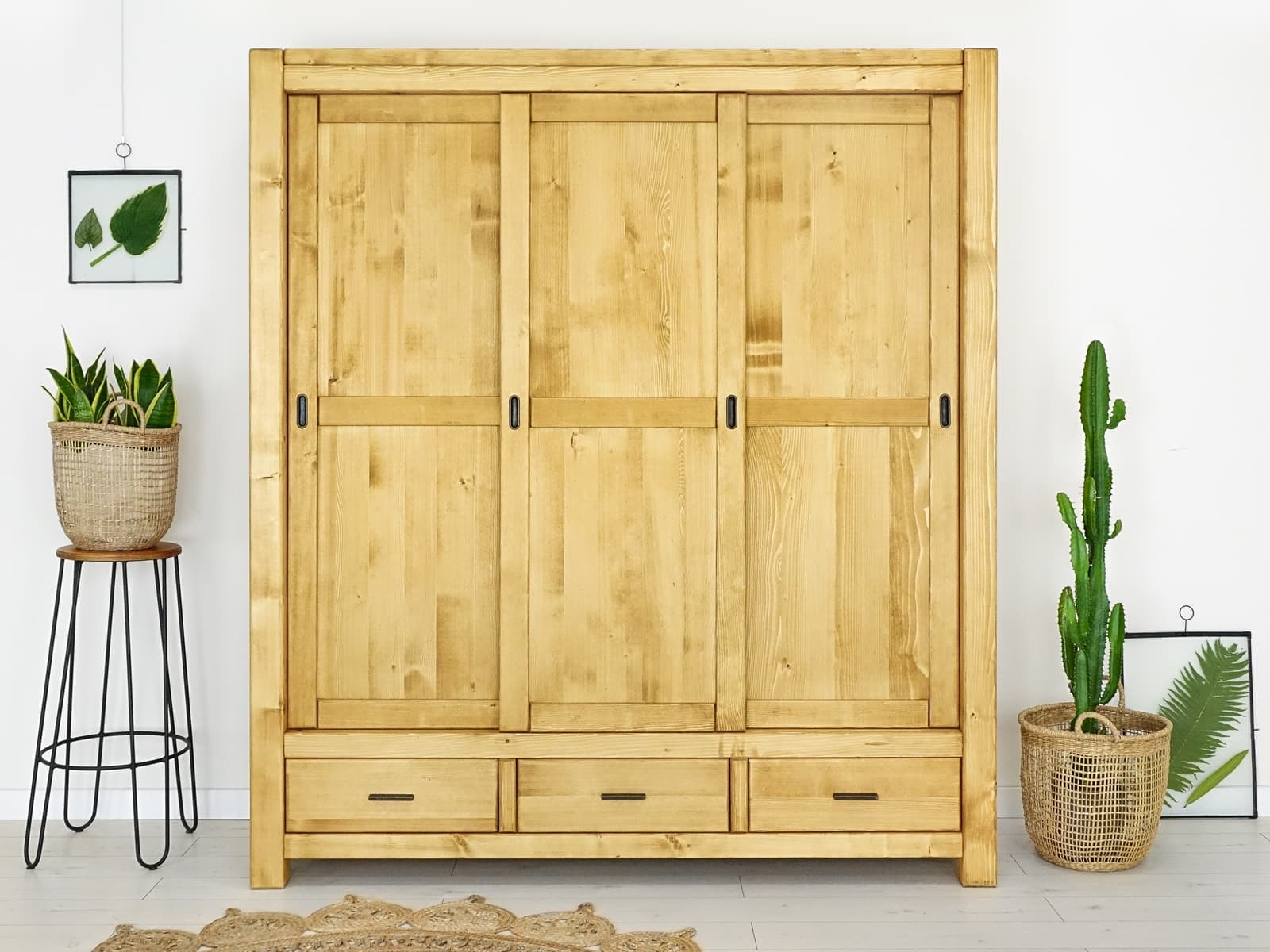 szafa drewniana trzydrzwiowa nowoczesna do salonu