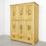 szafa drewniana trzydrzwiowa zdobiona