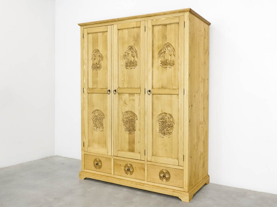 szafa drewniana trzydrzwiowa zdobiona