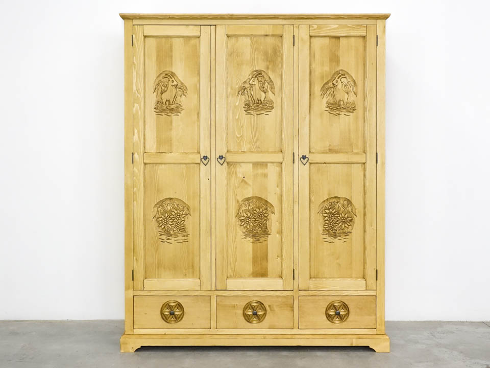 szafa drewniana trzydrzwiowa góralska zdobiona