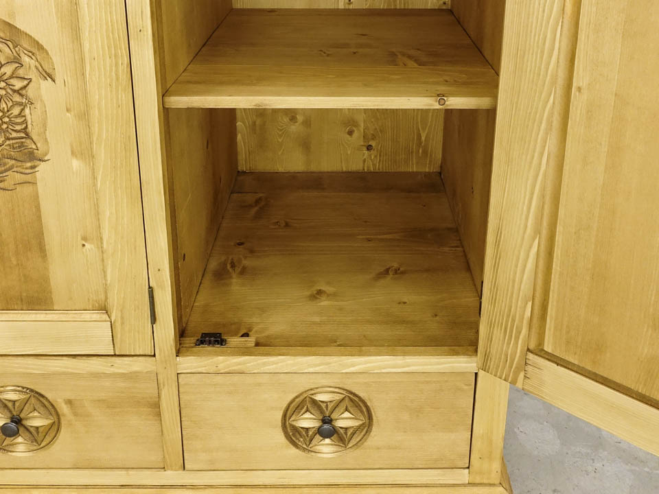 szafa drewniana zdobiona