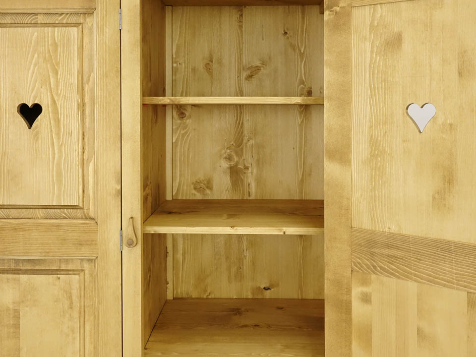 szafa z drewna do sypialni