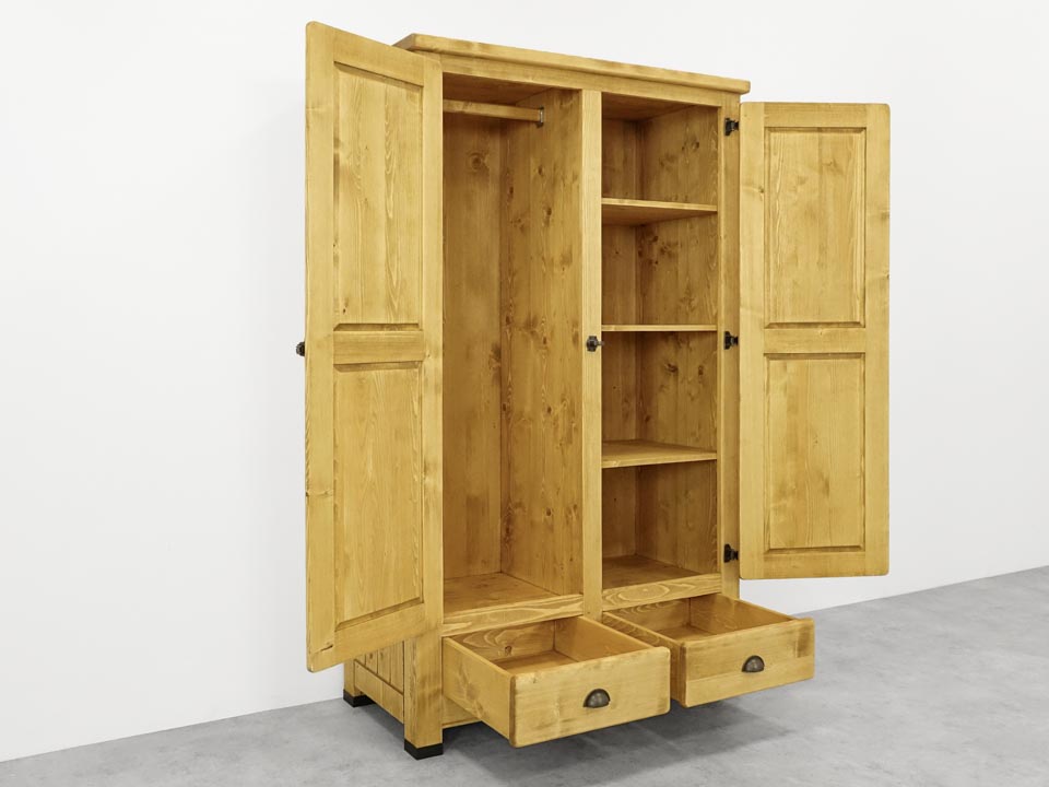 szafa z drewna dwudrzwiowa