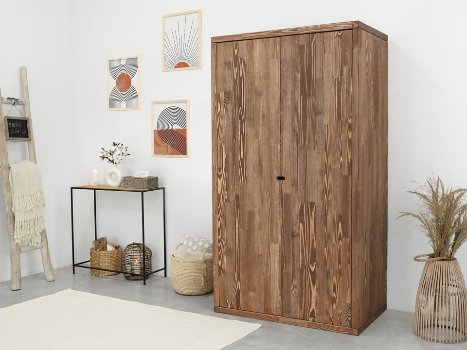 szafa z drewna sosnowego