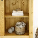 szafa z drewna świerkowego