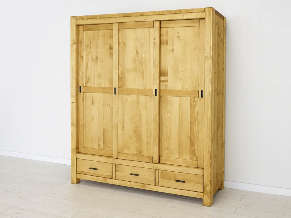 szafa z drewna świerkowego do salonu