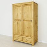szafa z drewna świerkowego do sypialni